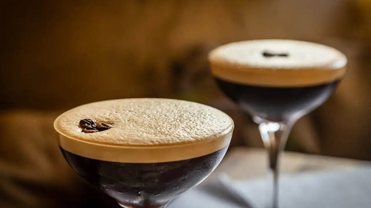 Drinki z kawą: Espresso Martini, Irish Coffee i inne. Zaskocz smakiem!