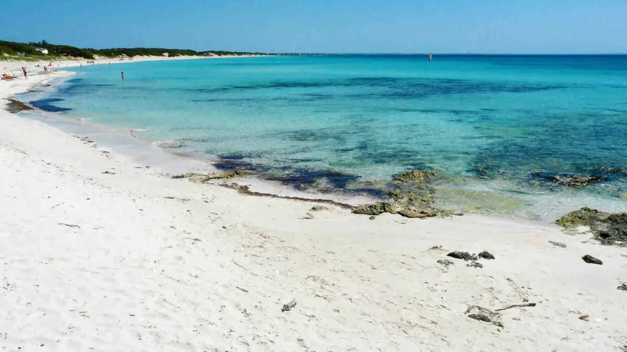 Spiaggia bianca e mare cristallino, un assaggio de le 10 spiagge più belle del Salento.