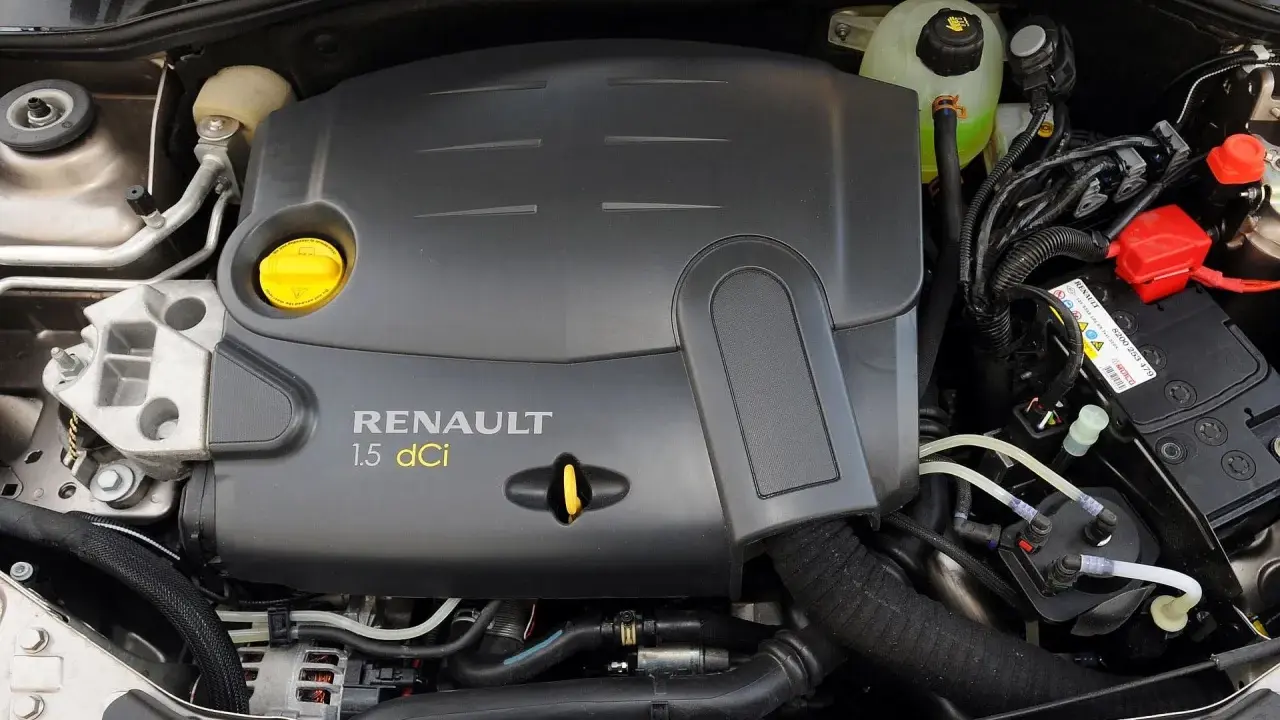 Silnik czterosuwowy Renault 1.5 dCi, widok z góry, z elementami układu chłodzenia i akumulatorem.