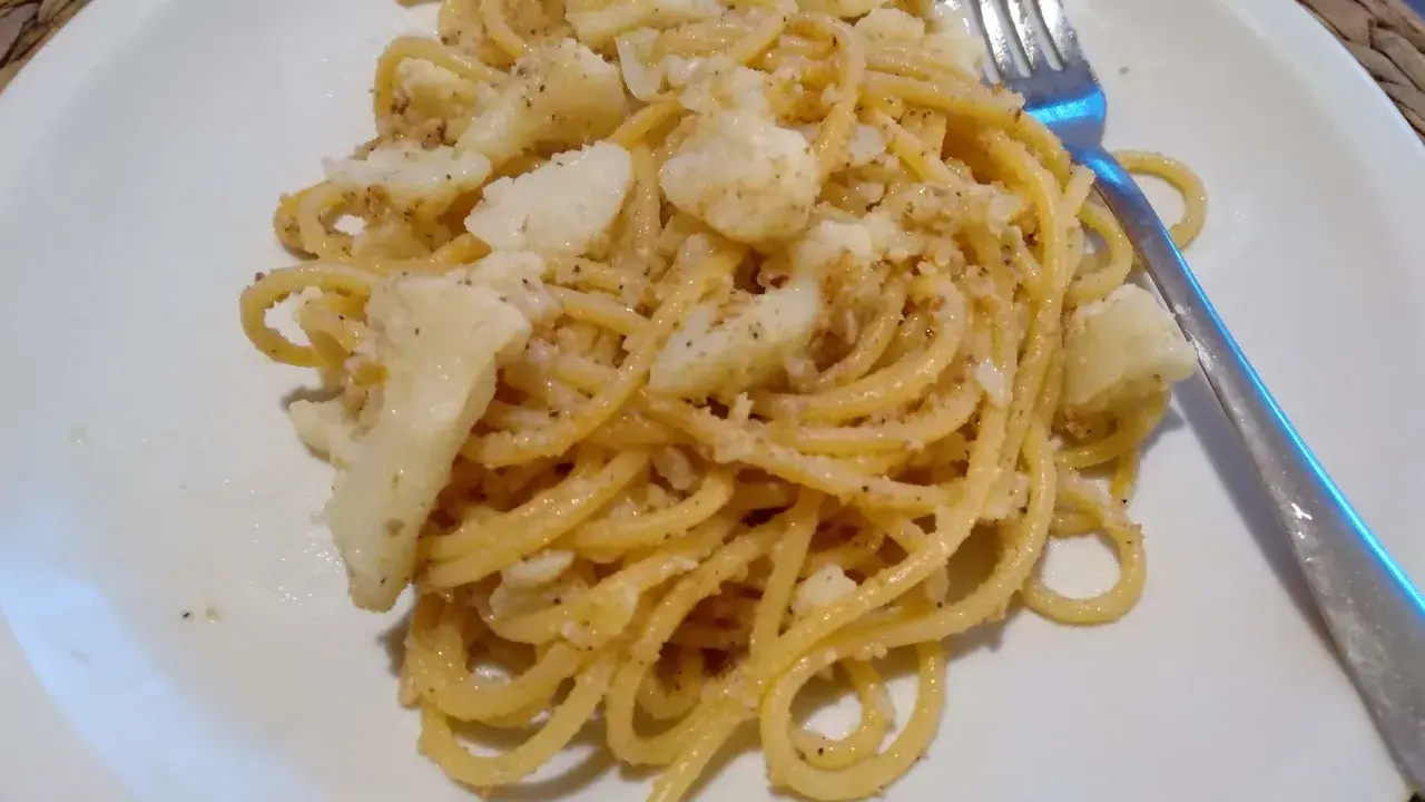 Spaghetti avec chou-fleur, une recette italienne simple et savoureuse. Les pâtes sont mélangées à des morceaux de chou-fleur tendres et assaisonnées.