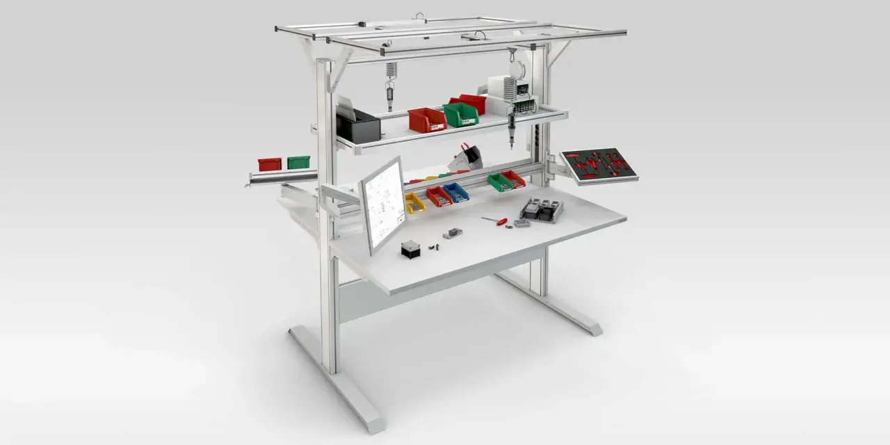 Poste de travail industriel optimisé pour la norme ergonomie, avec écran, bacs de rangement et outils organisés pour une efficacité maximale.