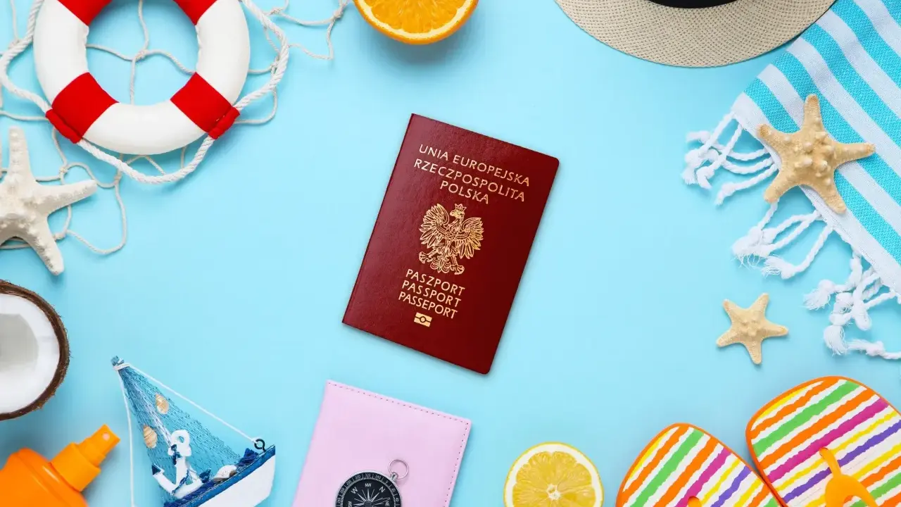 Polski paszport, koło ratunkowe, kapelusz, ręcznik, rozgwiazdy, cytryna, pomarańcza, klapki, łódka, kompas, krem do opalania, kokos.