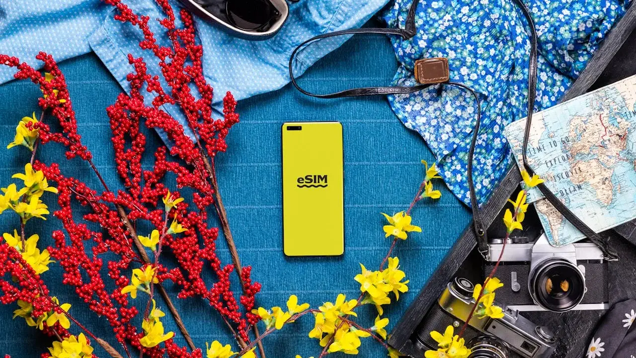 Żółty telefon z logo eSIM i mapą świata. Jak dzwonić z Turcji do Polski? Z tym telefonem to proste!