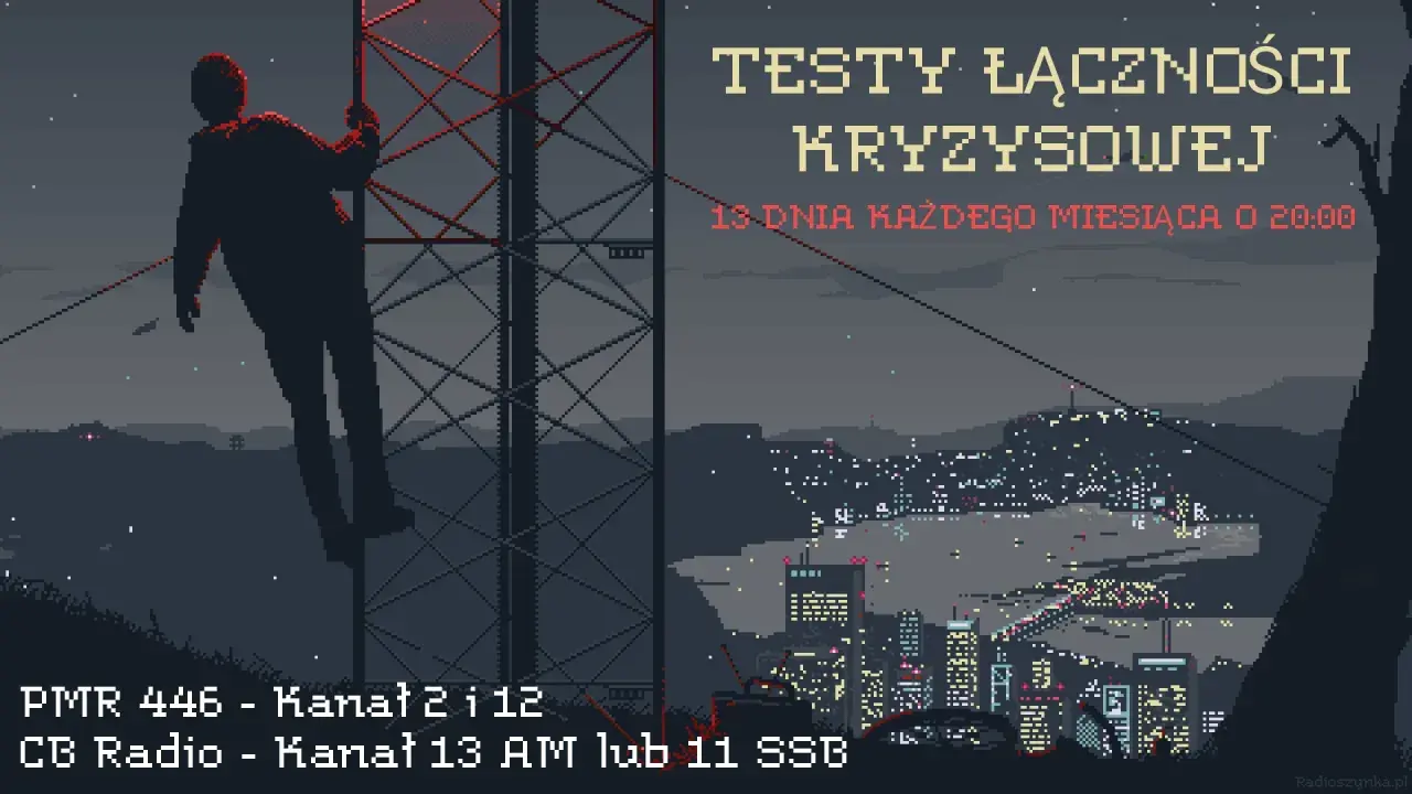 Sylwetka człowieka na wieży transmisyjnej podczas test łączności kryzysowej. Miasto nocą w tle.