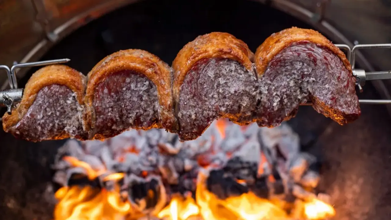 Saftiges Picanha am Spieß über glühender Kohle. Perfekt zum Picanha grillen für ein unvergessliches Geschmackserlebnis.