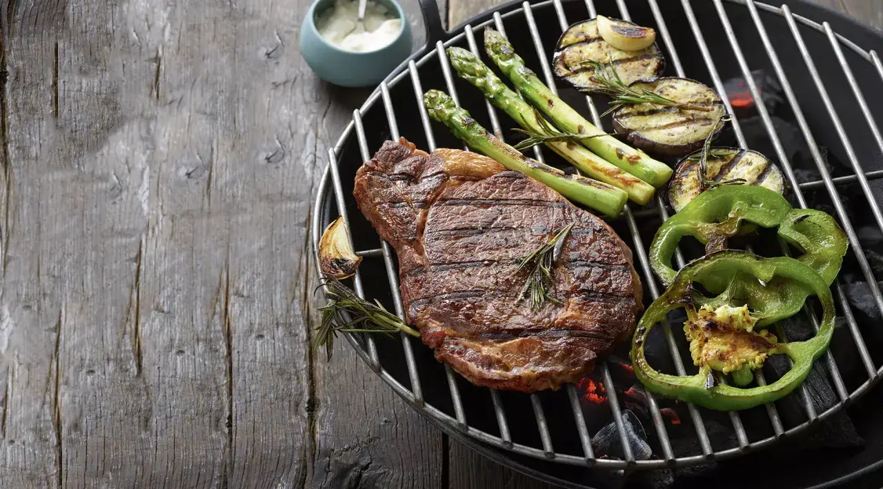 Un beau steak grillé avec des légumes, une idée pour quelle viande au barbecue pour changer.