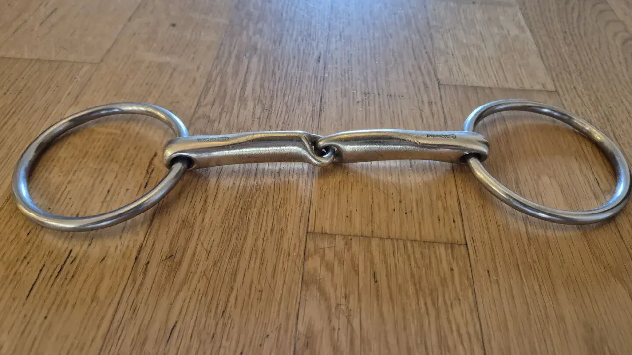 Sprenger Novocontact Gebiss auf Holzboden. Gute Erfahrungen mit diesem Gebiss für mein Pferd.