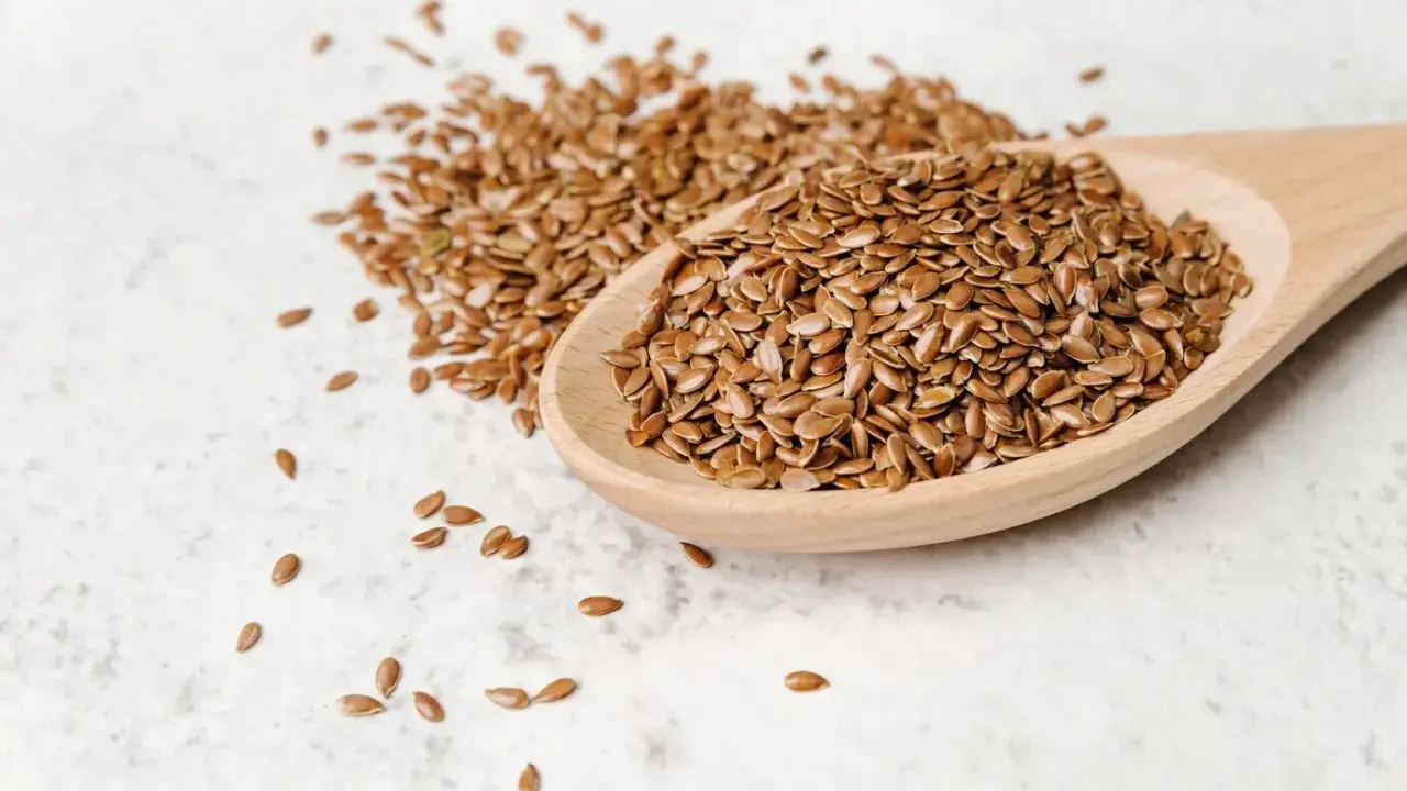 Łyżka pełna siemienia lnianego, idealnego dla zdrowia psa. Te małe nasionka to bogactwo kwasów omega-3.