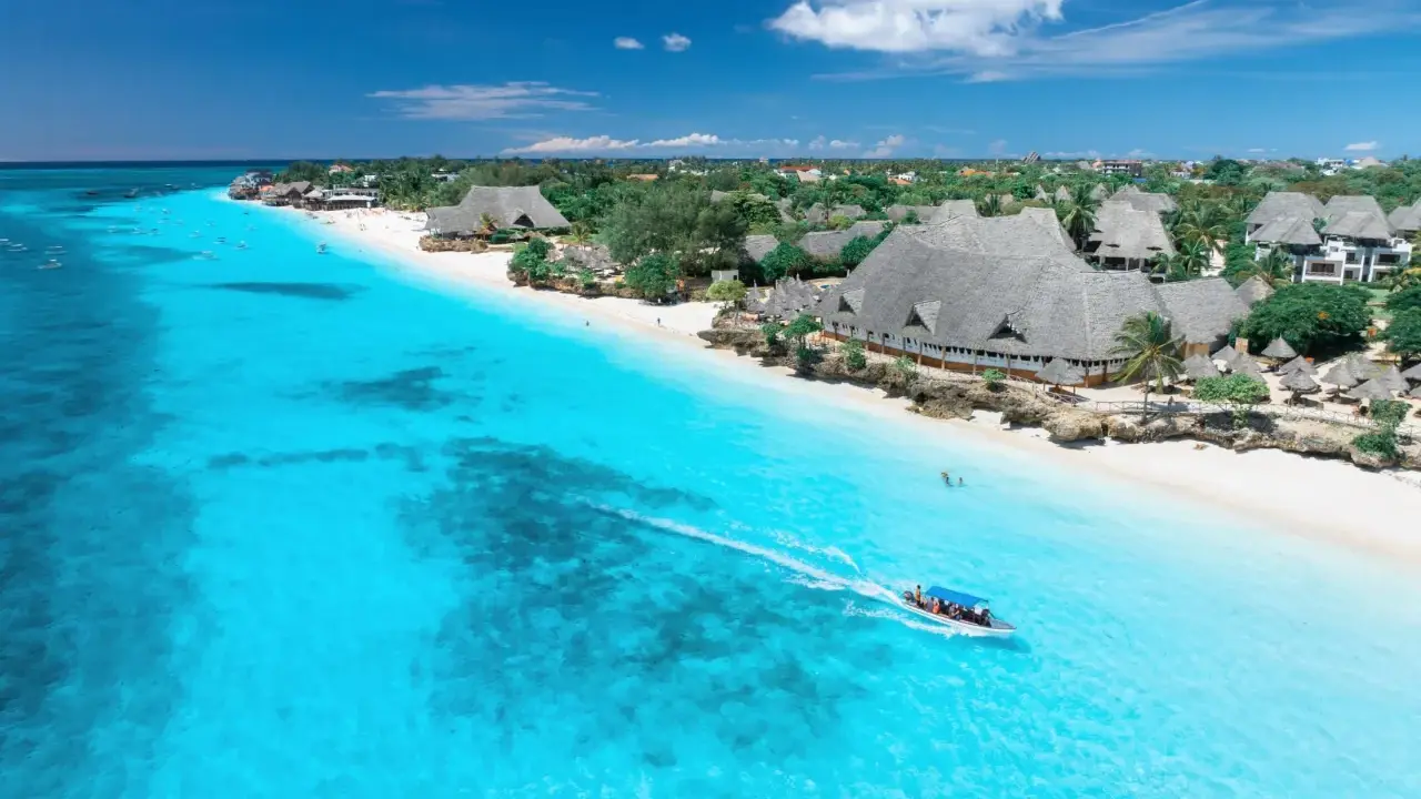 Rajska plaża na Zanzibarze, turkusowa woda i słońce. Idealna pogoda w grudniu na wakacje.
