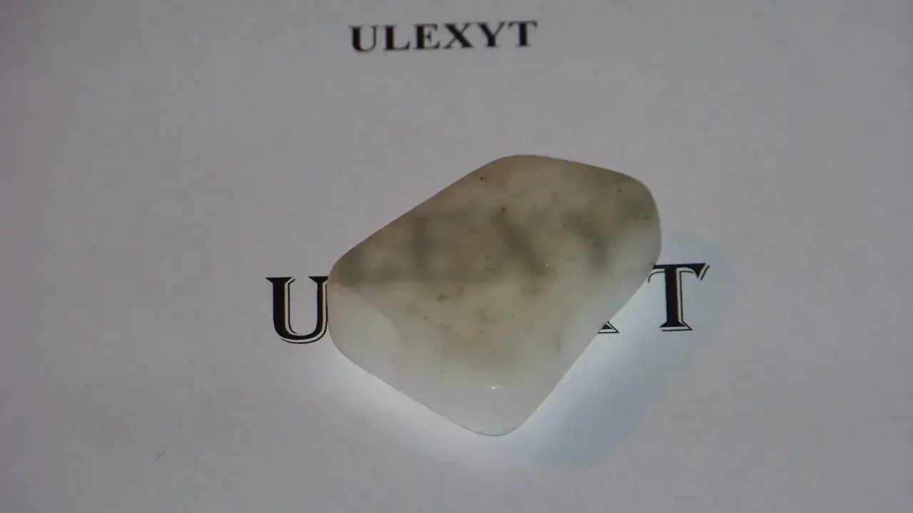 Ulexyt – biały, mleczny kamień z szarymi wtrąceniami. Poznaj jego niezwykłe uleksyt właściwości.