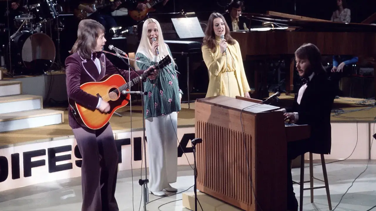 ABBA framför "Waterloo" på scenen. Björn spelar gitarr, Agnetha och Anni-Frid sjunger, Benny vid keyboardet. En riktig ring ring idol-stund!