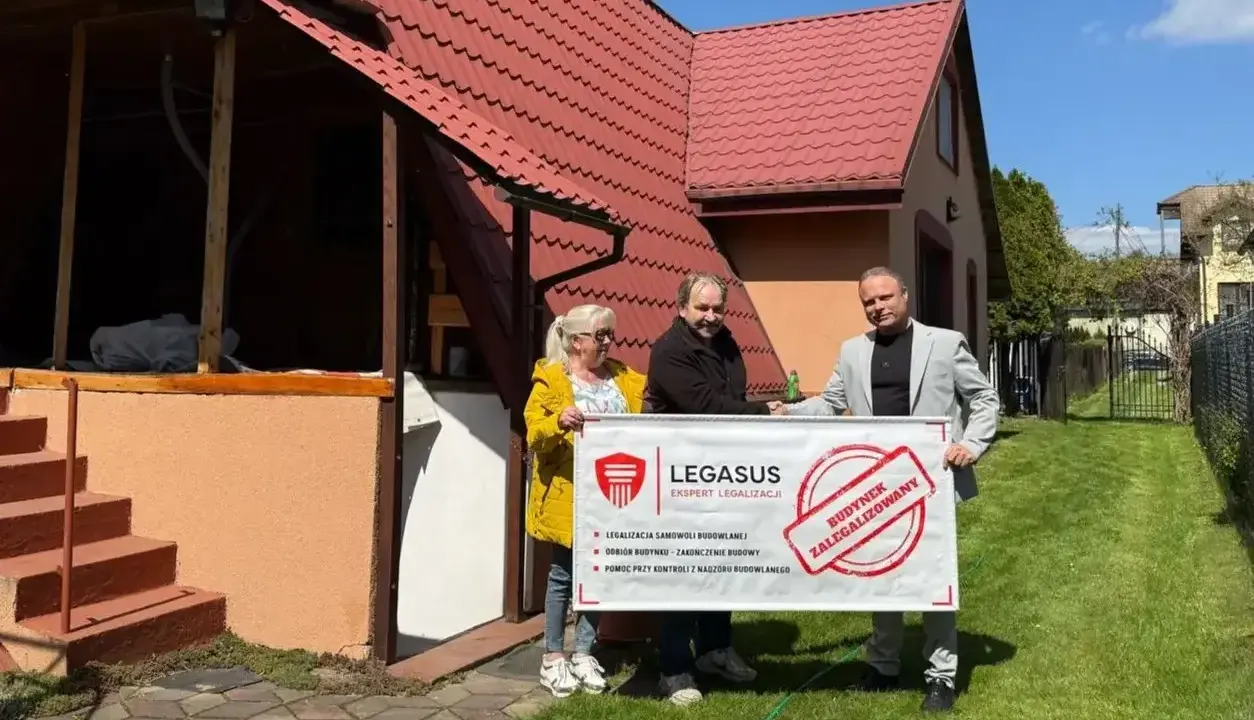 Para z Legasusem świętuje legalizację budynku po 20 latach. Pomagają w odbiorze domu i zakończeniu budowy.