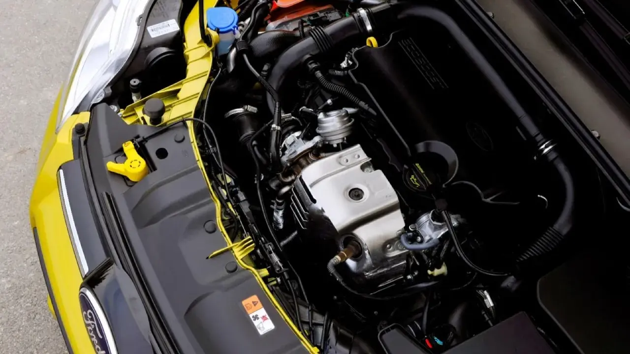 Silnik EcoBoost w żółtym Fordzie, z widocznym logo Ford i elementami układu dolotowego.