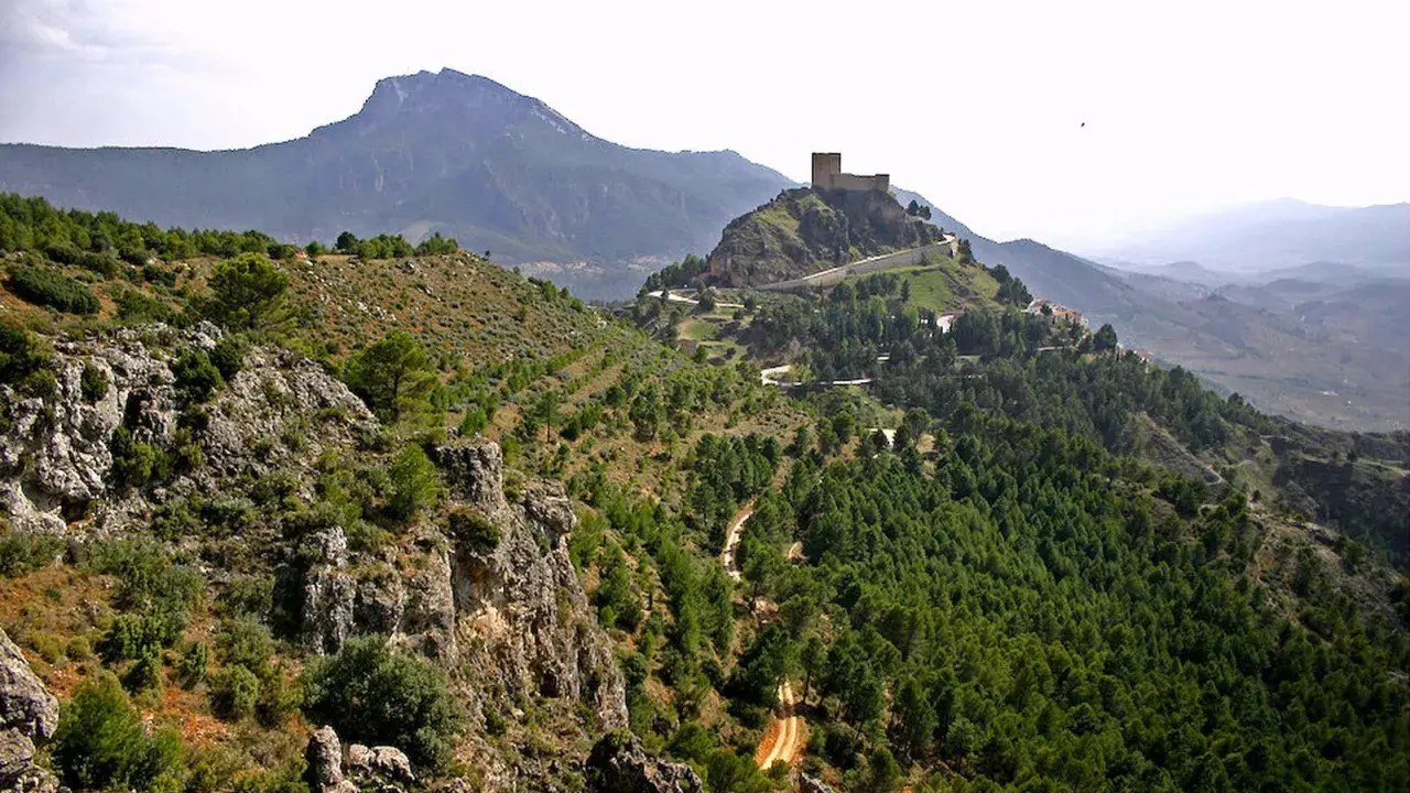 Castillo en la cima de una colina, rodeado de bosques y montañas. Un lugar perfecto que ver en Segura de la Sierra.