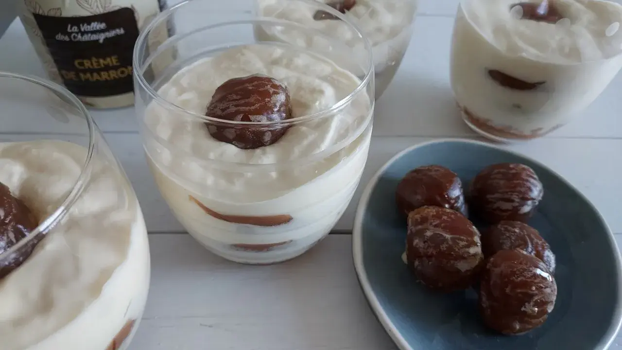 Verrines crémeuses à la châtaigne, garnies de marrons glacés. Une touche gourmande et salée pour un plaisir inattendu.