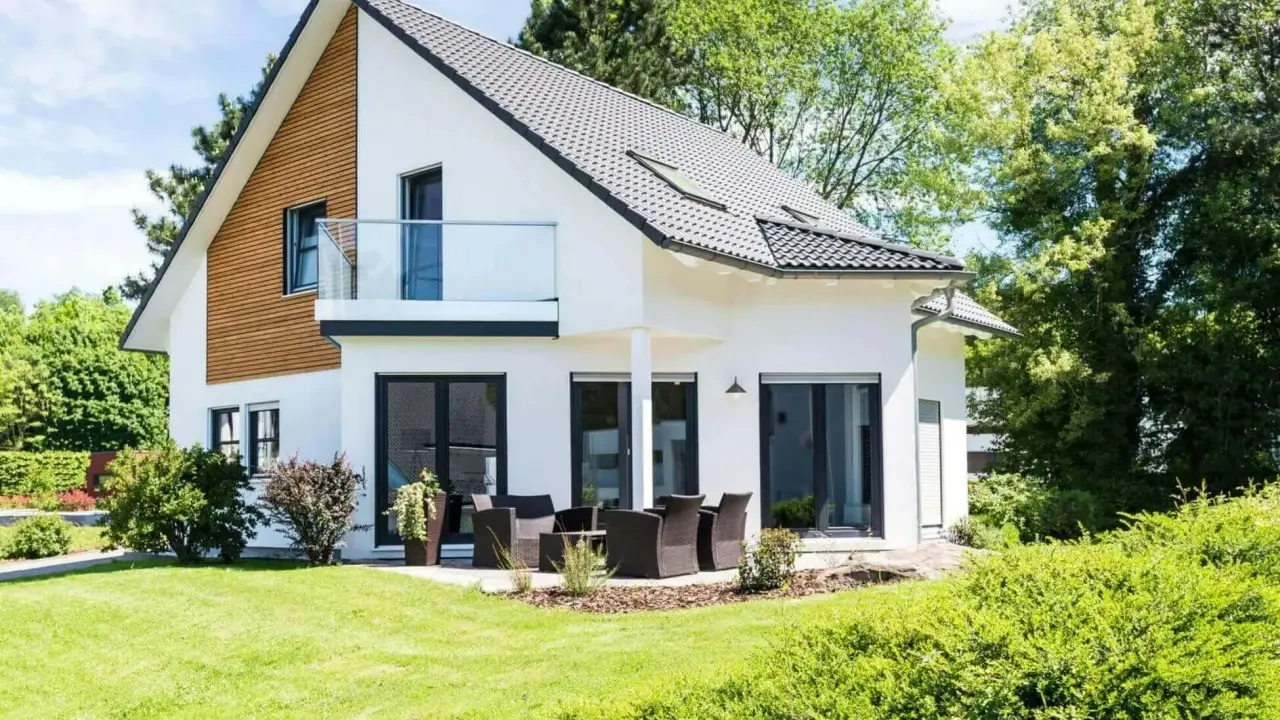 Maison moderne avec balcon, terrasse et jardin. Un projet de construction de maison qui respecte le budget.