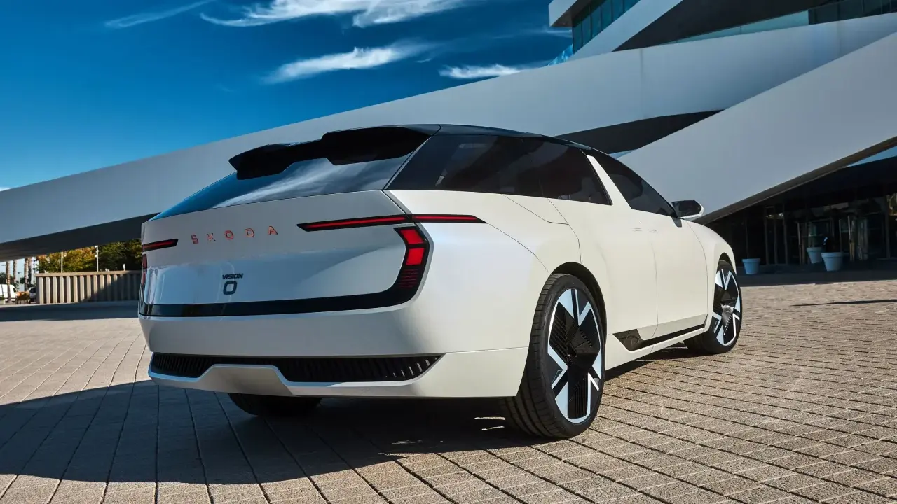 Biała Skoda Octavia Vision 7S z futurystycznymi światłami i felgami. Czekamy na jej cenę!