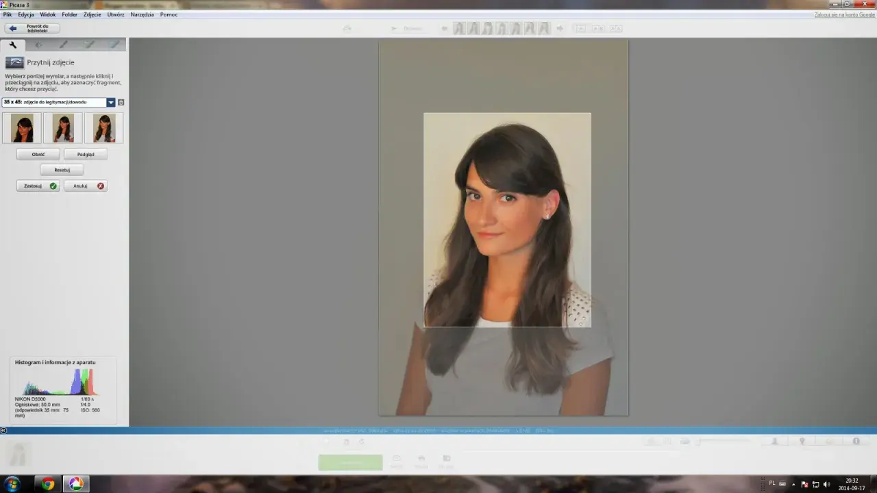 Portret młodej kobiety w białej koszulce, przygotowywany do zdjęcia legitymacyjnego w programie Picasa.