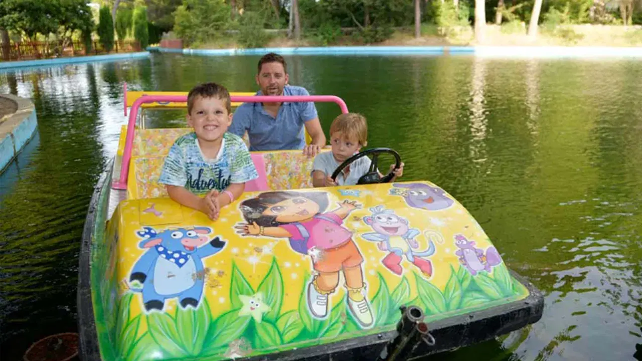 Padre e hijos disfrutan de un paseo en bote decorado con Dora la Exploradora, una de las muchas actividades gratis para niños en Zaragoza.