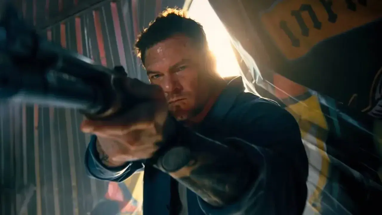 Alan Ritchson siktar med ett vapen i en actionfylld scen, en av många filmer och tv-program med honom.