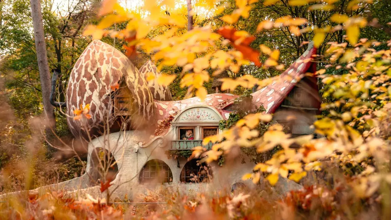 Casa de cuento de hadas con un personaje asomado, ideal para saber donde ir en Semana Santa con niños.