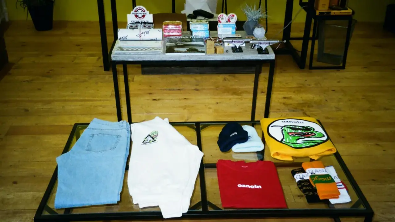 Ubrania i akcesoria, jak dżinsy, koszulki, czapki i skarpetki, to przykład tego, co to jest merchandising marki.