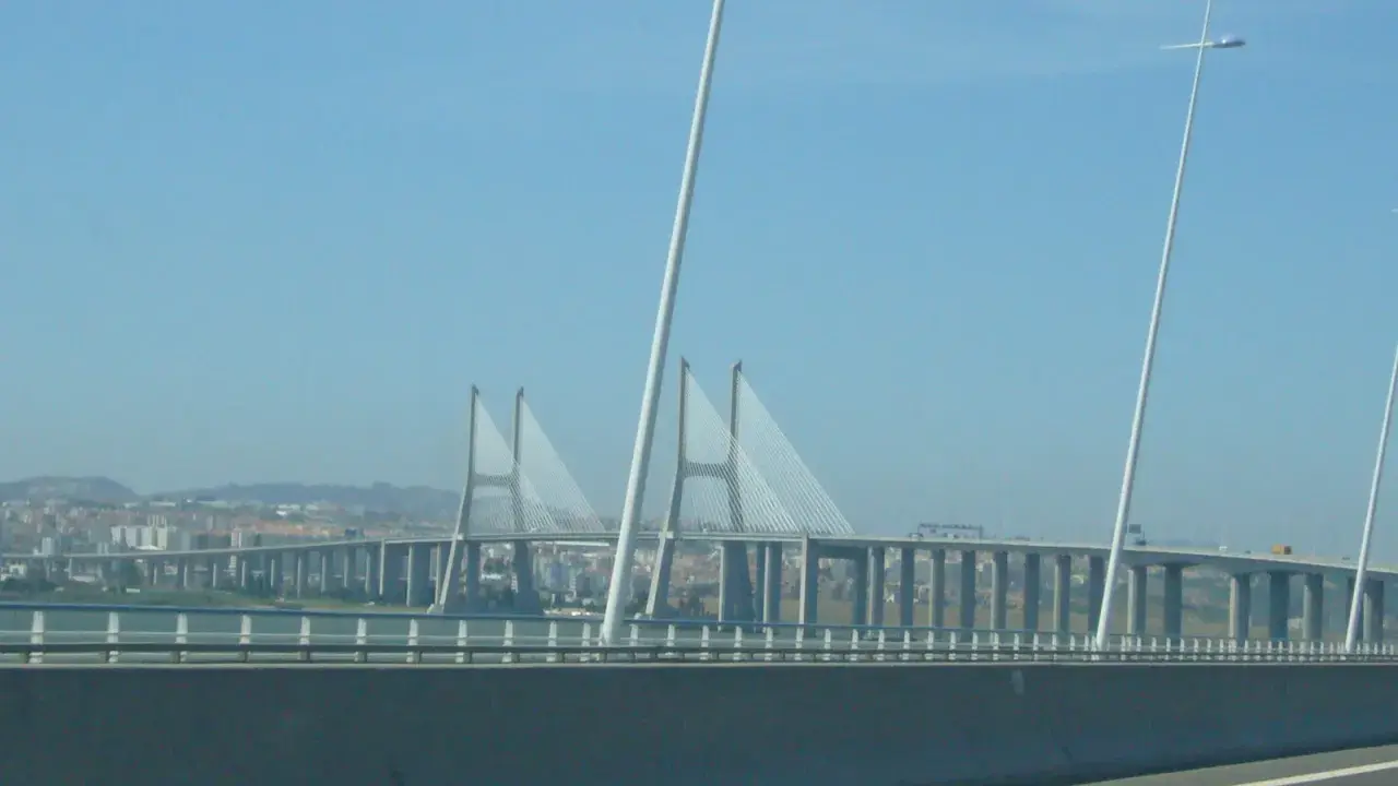El **puente Vasco da Gama** cruza el estuario del Tajo, conectando Lisboa con Montijo. Sus pilares blancos y cables forman un diseño icónico.