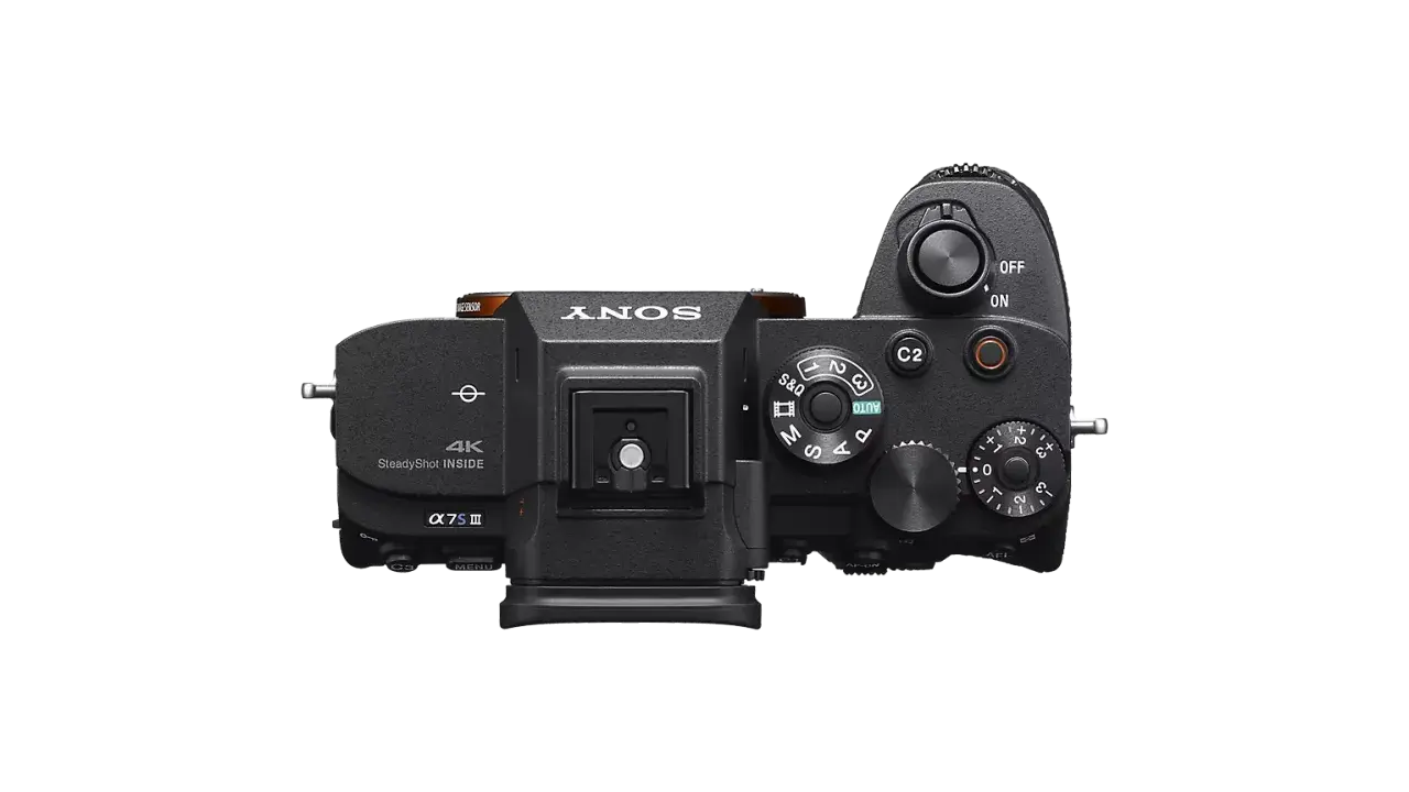 Vista superior de la cámara Sony a7s III, con diales de modo, botones personalizables y estabilizador SteadyShot 4K.