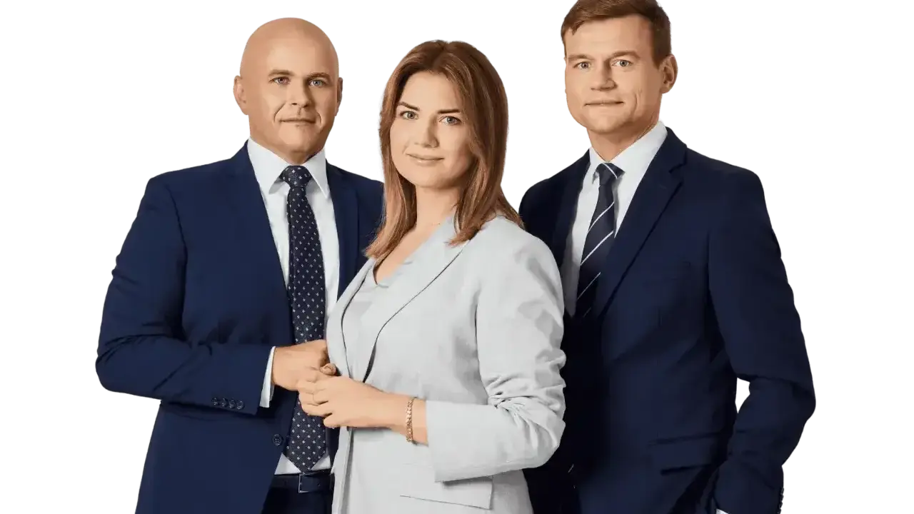 Trzy osoby w garniturach na czarnym tle.