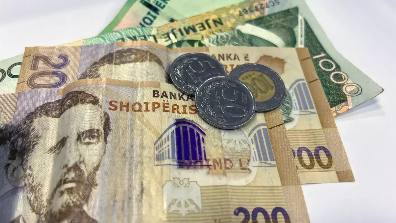 Albańska waluta: banknoty 200, 1000 leków i monety.