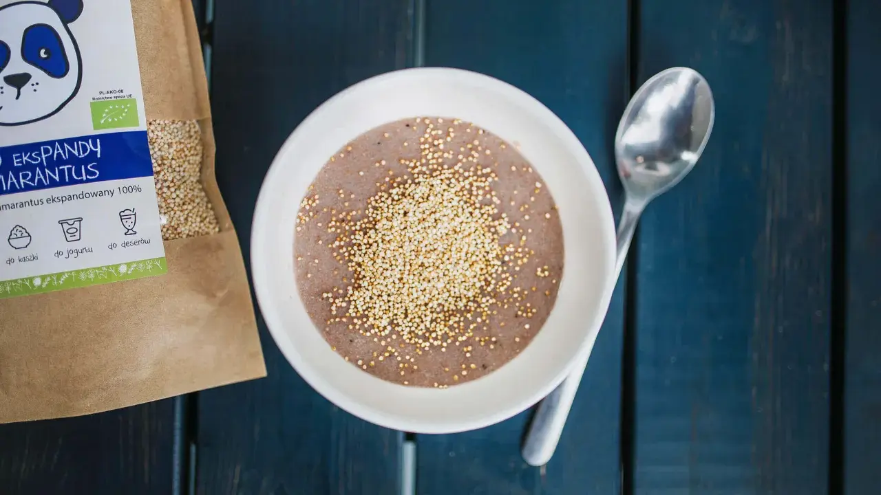 Miseczka owsianki z amarantusem ekspandowanym, obok opakowanie z tym zdrowym produktem. Amarantus co to? To superfood!