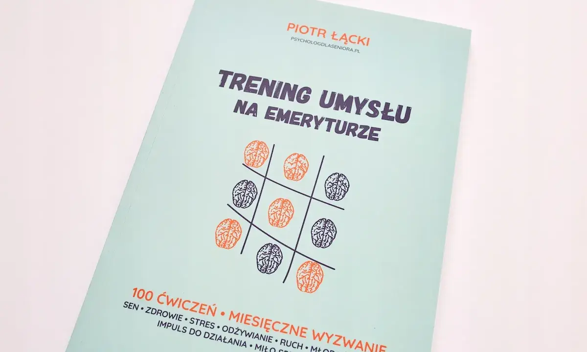 Okładka książki "Trening umysłu na emeryturze" z motywem kółka i krzyżyka z mózgami.