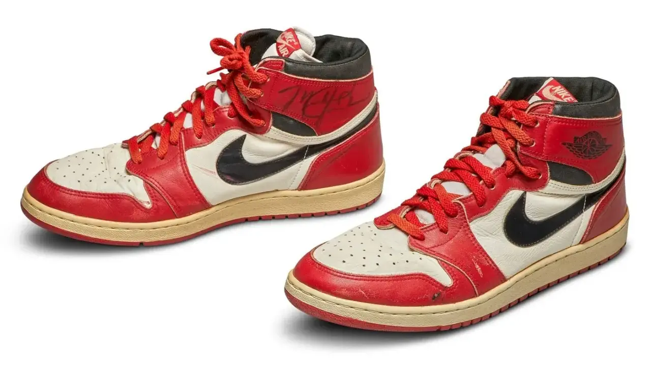 Para butów Air Jordan 1, sygnowane przez Michaela Jordana, to najdroższe jordany na świecie.