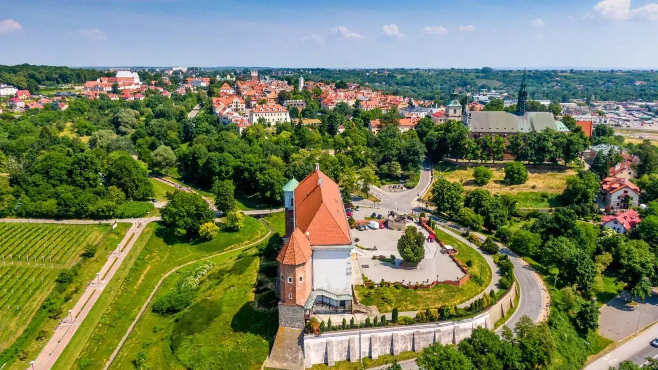 Sandomierz nad Wisłą, zamek i miasto w zieleni. Widok z lotu ptaka na zabytkowe budowle i malownicze krajobrazy.