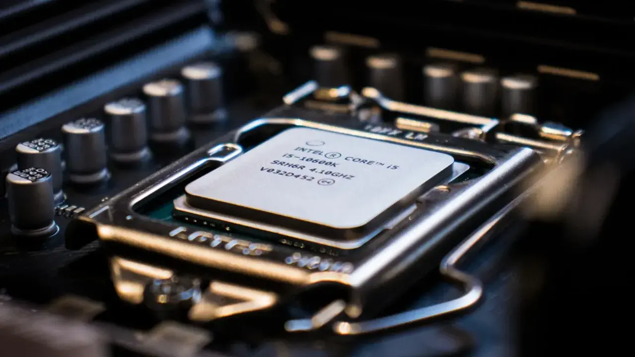 Processeur Intel Core i5 10600K installé sur une carte mère. Ce tdp cpu est prêt pour des performances élevées.