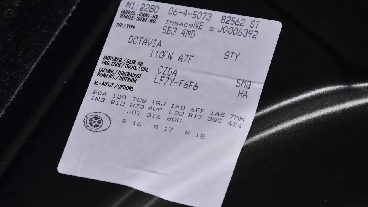 Naklejka z danymi Octavii, w tym kodem skrzyni biegów po VIN.