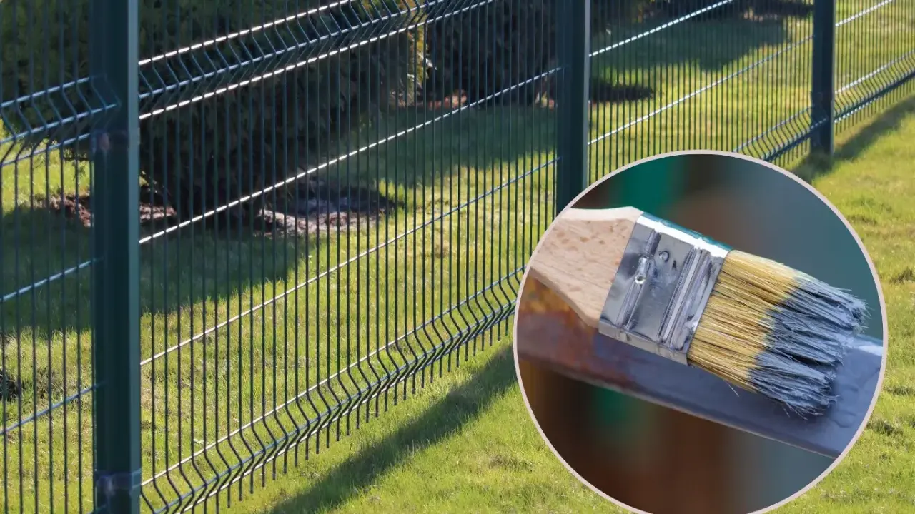 Pędzel z farbą gotowy do pracy. Dowiedz się, jak malować siatkę ogrodzeniową, by wyglądała jak nowa.