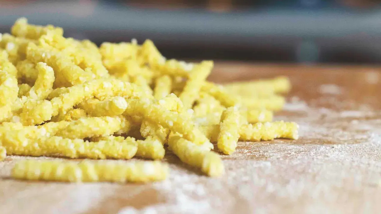 Pasta fresca fatta a mano, pronta per essere cucinata, un classico della cucina romagnola.