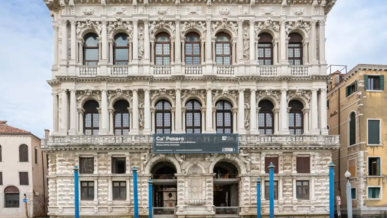 Façade ornée de Ca' Pesaro, un palais vénitien sur le Grand Canal, abritant la Galerie Internationale d'Art Moderne.