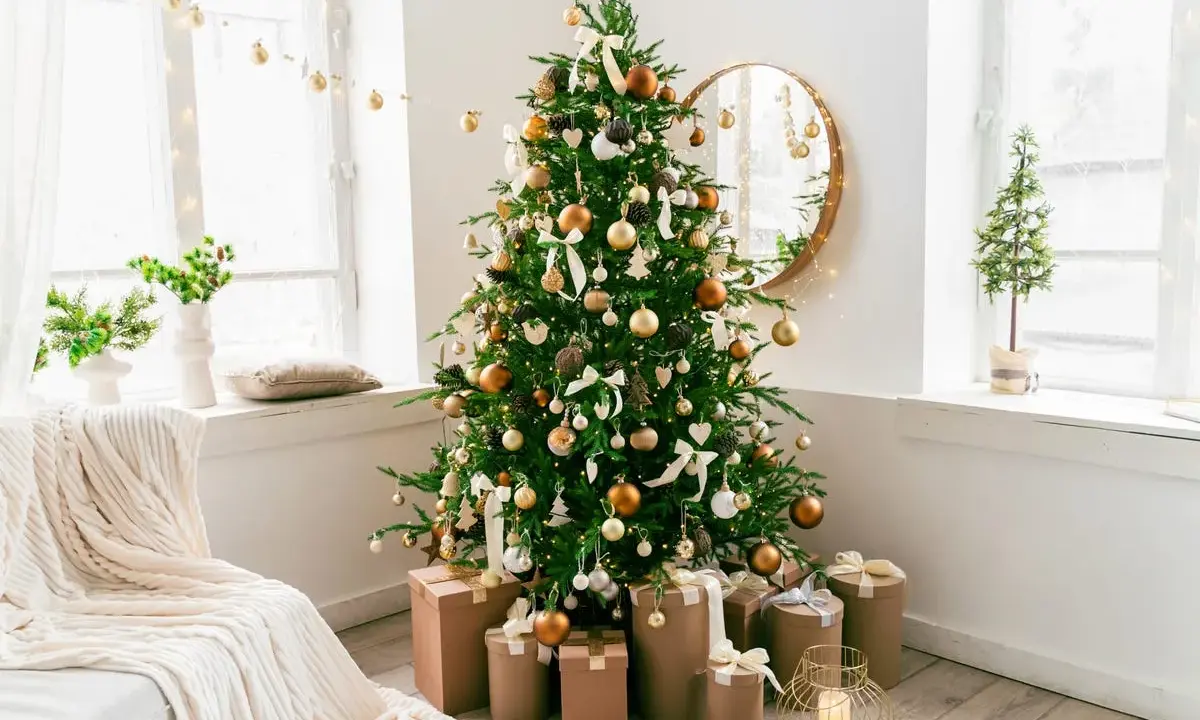 Salones decorados de Navidad con un árbol adornado, regalos y luces cálidas. Un ambiente acogedor para estas fiestas.