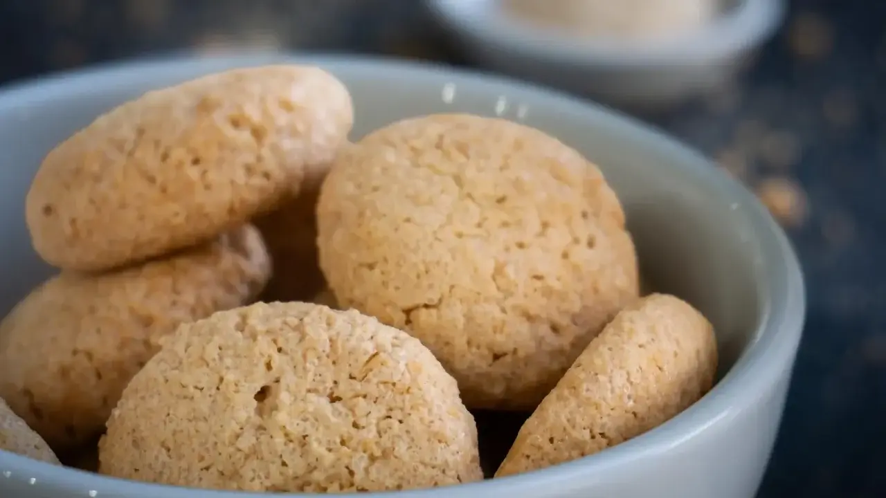 Köstliche Amarettini Kekse in einer Schale, perfekt für ein einfaches Amarettini Rezept.