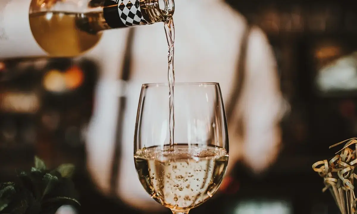 Wino bez korkociągu? 7 sprytnych trików, które musisz znać!