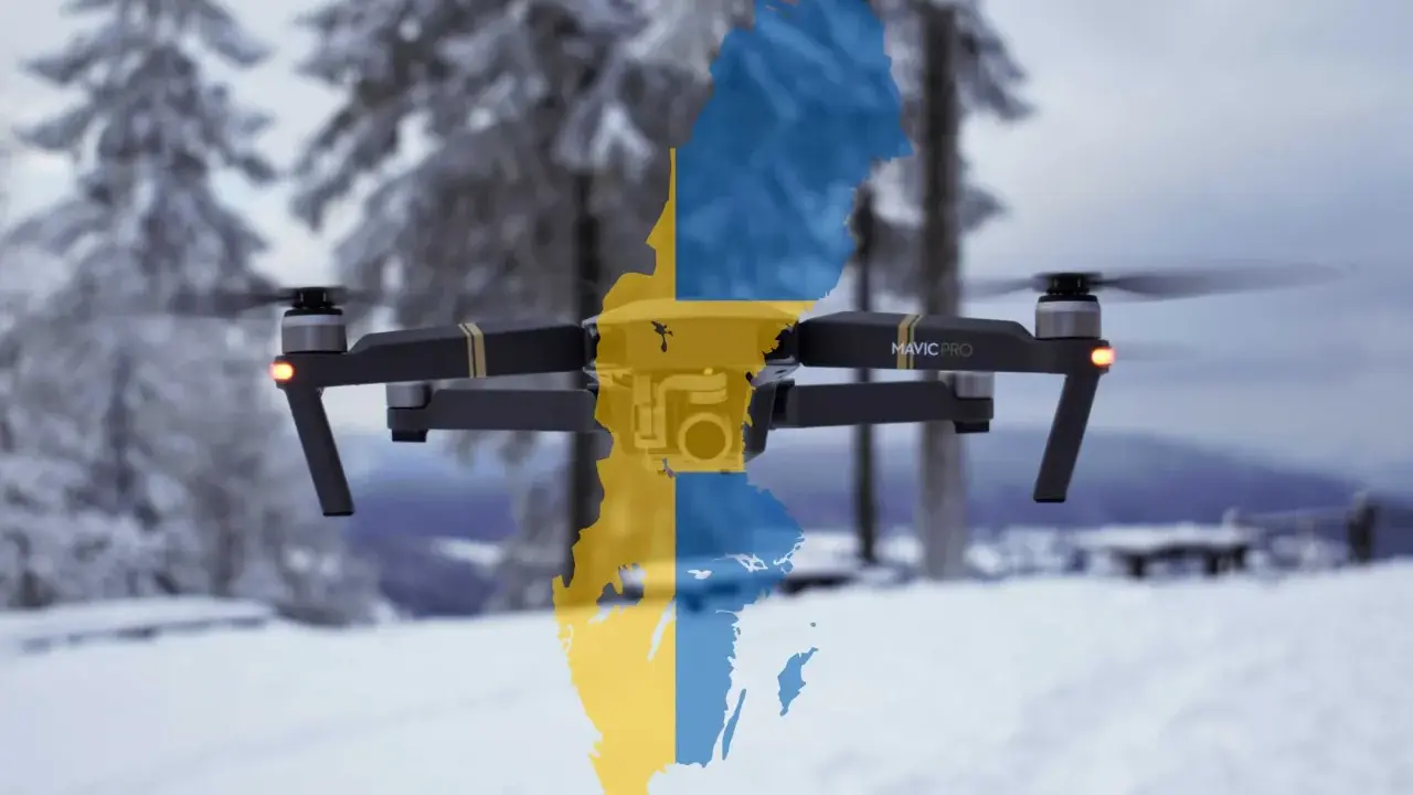 Eine Drohne mit der schwedischen Flagge fliegt über eine verschneite Landschaft.