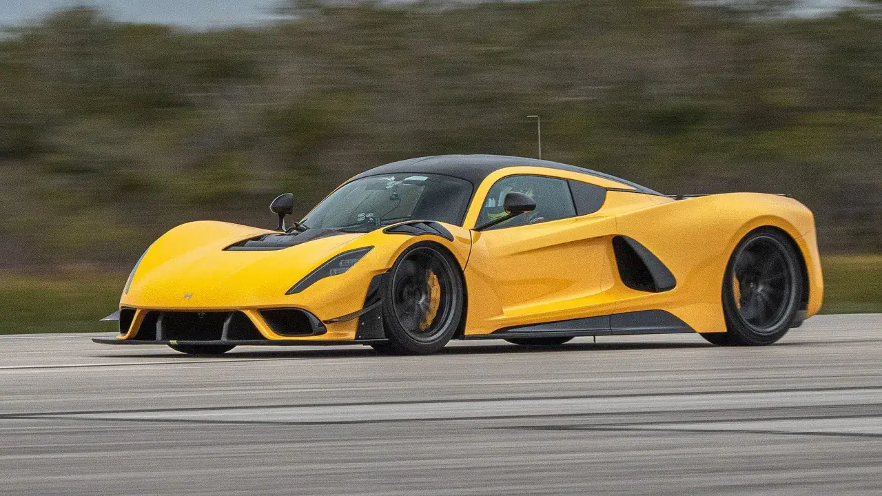 Gelber Hennessey Venom F5 PS rast auf der Straße.