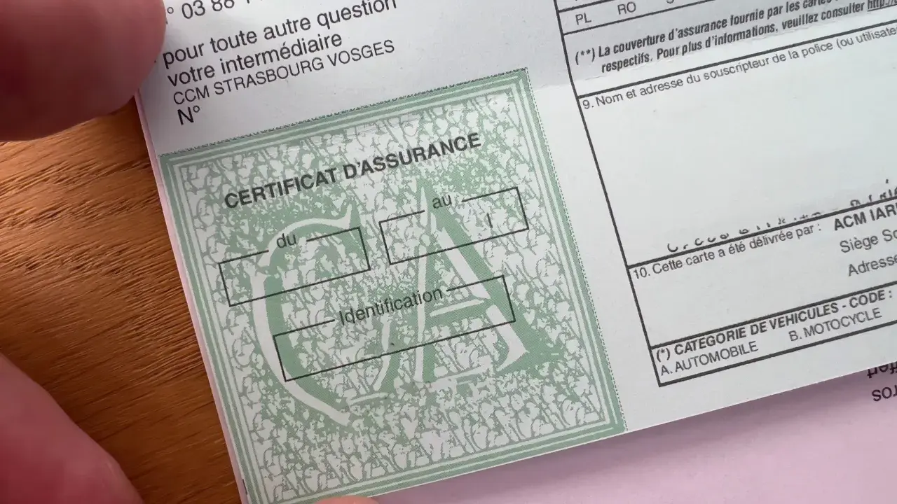 Certificat d'assurance multirisque habitation, avec des champs à remplir pour la date et l'identification.