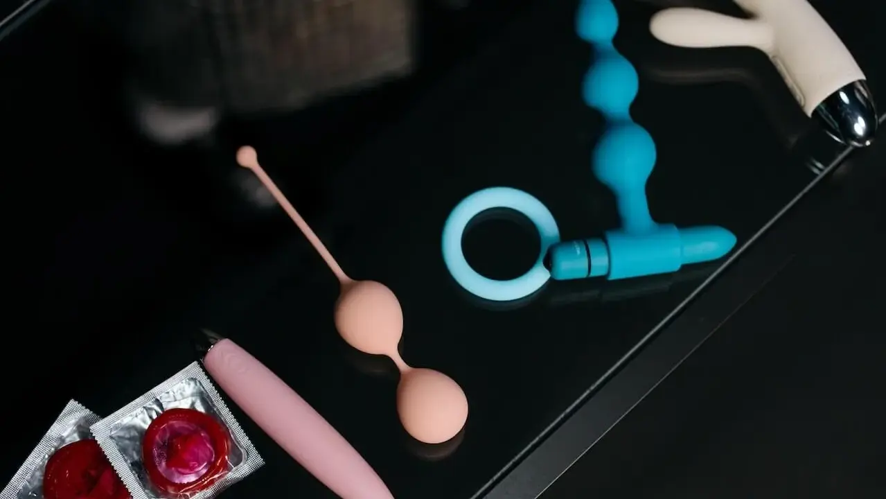 Różowe i niebieskie gadżety erotyczne, prezerwatywy. Czy to rozwiązanie problemu frustracji seksualnej w związku?