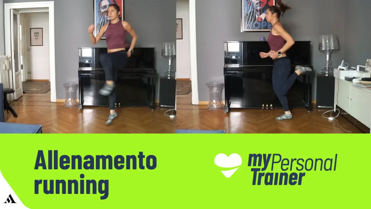 Donna esegue corsa sul posto in casa, con un pianoforte nero sullo sfondo. Allenamento running.