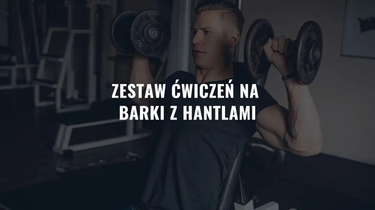 Mężczyzna wykonuje ćwiczenia na barki z hantlami na siłowni.