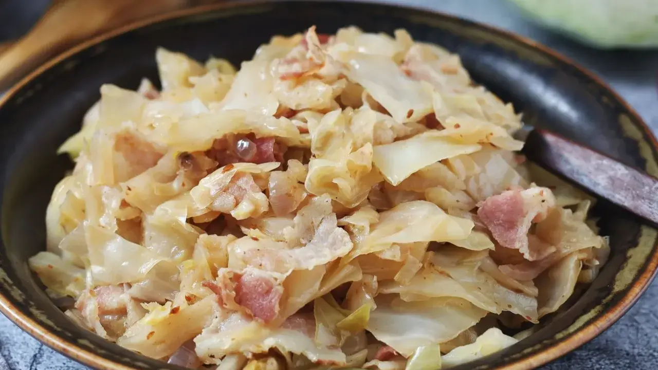 Kapusta zasmażana z boczkiem, idealna na obiad. Prosty przepis na to, jak zrobić kapustę zasmażaną, która zachwyci smakiem.