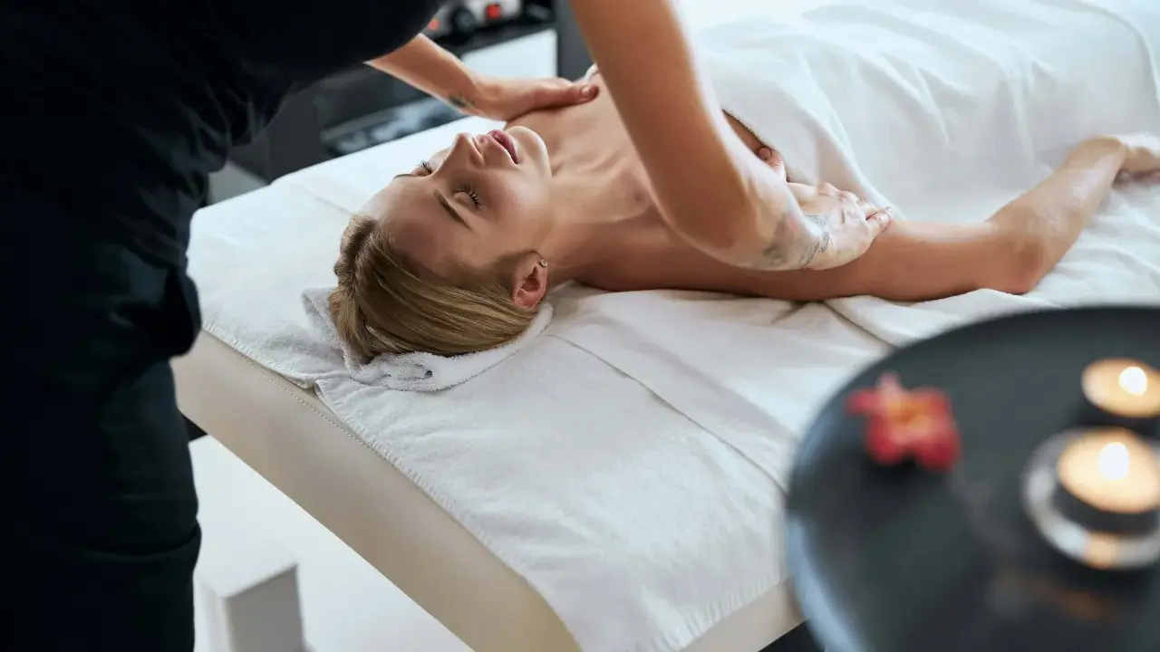 Relaks po masażu. Terapeuta stosuje techniki masażu klasycznego, aby rozluźnić mięśnie i przynieść ulgę.